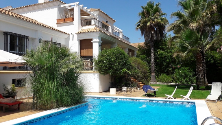 🌴 Espectacular chalet independiente con encanto colonial y vistas al golf – Nuevo Portil