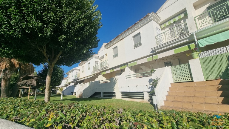 🌿 Adosado con encanto y vistas al golf – Urbanización Orillas del Piedras, Nuevo Portil